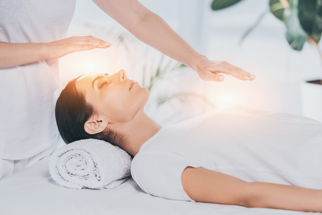 personne-qui-pratique-la-therapie-avec-les-energies-a-groslay